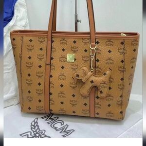 NWOT Unbranded Classic Tan Shoulder Bag With Hanging Charm